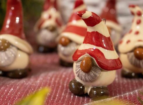 Kézműves manó figura piros sapkával