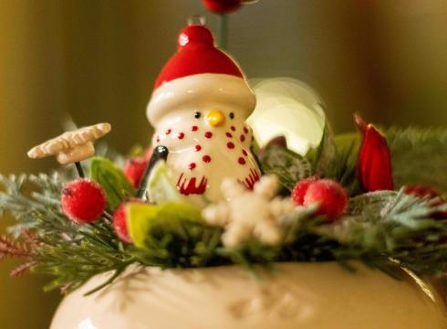 Ünnepi hangulatú kerámiavirág díszítés